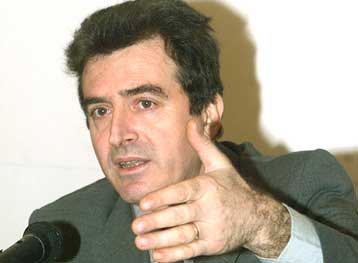 Εισηγείται επανίδρυση του κόμματος