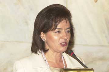 Εθελοντές για το 2004 οι δημόσιοι υπάλληλοι