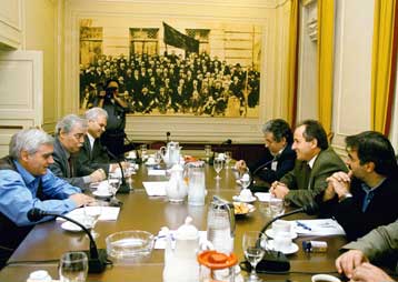 Προεκλογική εκστρατεία και μάχη για τις έδρες δίνουν οι υποψήφιοι