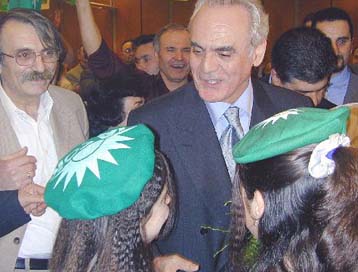 Δευτερεύοντα τα εμβλήματα, στο επίκεντρο η κοινωνική αλλαγή