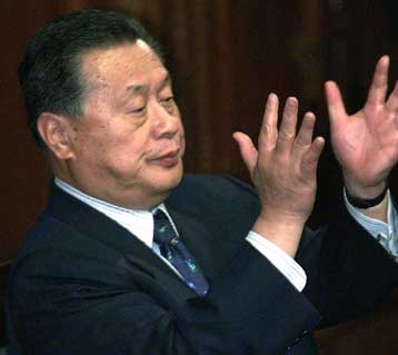 Απορρίπτει τα περί παραίτησης και δηλώνει ότι θα είναι υποψήφιος για τη… διαδοχή του