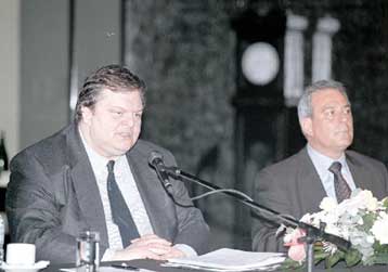 Όχι κλίμα συνωμοσίας αλλά ειλικρίνεια στο ΠΑΣΟΚ, απαντά ο ΥΠΠΟ