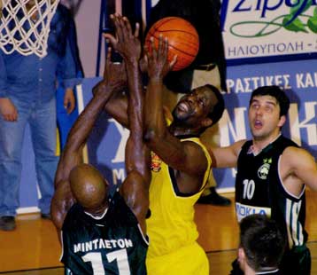 Διά χειρός Χατζηβρέττα νίκη του Ηρακλή με 77-75 επί του Ολυμπιακού – Ανετα ο ΠΑΟ