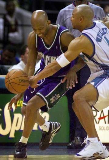 Η Σάρλοτ νικήτρια του ντέρμπι της σέντραλ, πλησίασε το Μιλγουόκι