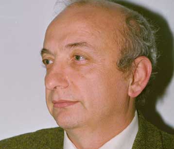 Μιλά για τη σχέση του με το Σημίτη και την ανανέωση του ΠΑΣΟΚ