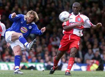 Η Γουίκομπ άφησε εκτός τη Λέστερ – Ανετα η Αρσεναλ, ήττα της Ίπσουιτς