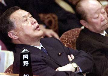 Εσωκομματικές εκλογές για το διάδοχό του ανακοίνωσε ο Ιάπωνας ηγέτης