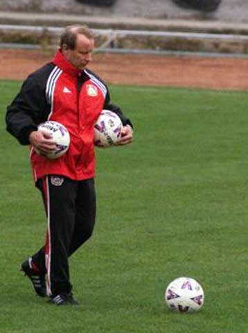 Πρώτος που φεύγει είναι ο Ζουμπερμπίχλερ