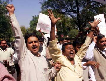 Καταστράφηκαν ολοσχερώς τα αγάλματα του Βούδα, δηλώνουν οι αντίπαλοι των Ταλεμπάν