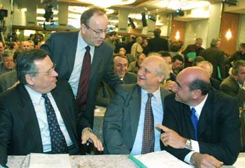 Χαιρετισμοί με νόημα από τα κόμματα της αντιπολίτευσης