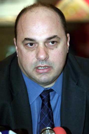 «Προκαλεί» Αγγελάκη, επιτίθεται σε Μητρόπουλο