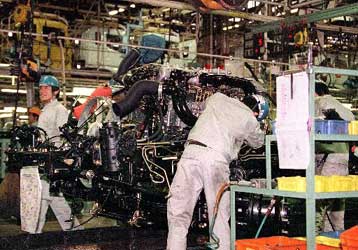 Προσεγγίζει τη Volvo για να αποκτήσει το μερίδιο που διατηρεί στη Mitsubishi