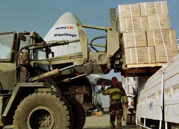 Ξεκινά μέσω Θεσσαλονίκης η αποστολή υλικού στην ΠΓΔΜ