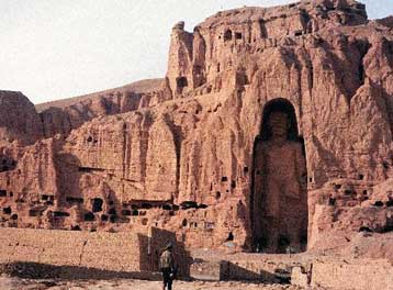 Ξανάρχισαν οι βομβαρδισμοί των αγαλμάτων