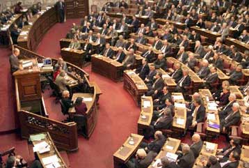 Η Βουλή υπερψήφισε επί της αρχής το νομοσχέδιο για τους μετανάστες