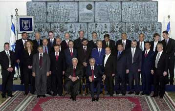 Είκοσι έξι άτομα στο υπουργικό συμβούλιο υπό τον Σαρόν