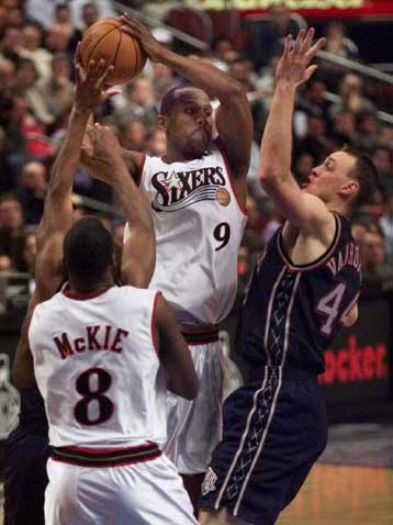 Νίκες για Φιλαδέλφεια και Μιλγουόκι