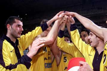 Η «ανακατεμένη τράπουλα» της ΑΕΚ υπέταξε την Μπενετόν 71-56 και προκρίθηκε στους «4»