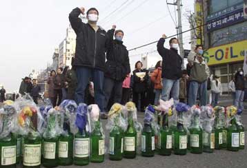 Η αστυνομία συγκρούεται με διαδηλωτές της Daewoo