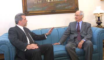 Παρουσίασε τη διακήρυξη του νέου κόμματος – Χλιαρή η υποδοχή του πολιτικού κόσμου