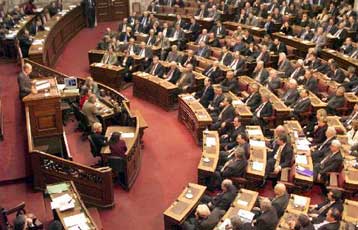 Ζητούν εξομοίωση με τους βουλευτές για τα κωλύματα εκλογιμότητας