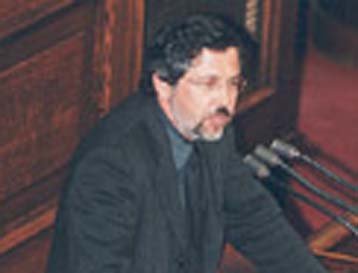 Την έκπτωση του βουλευτή του ΠΑΣΟΚ Χρ.Σμυρλή ζητούν τρεις εκλογείς