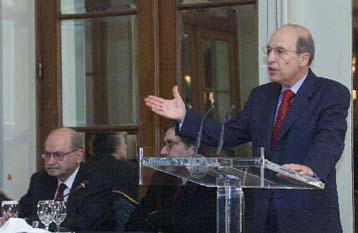 Όχι στη φυγή  προς τα πίσω, τόνισε ο πρωθυπουργός