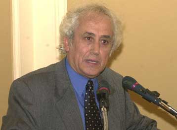 Kαταγγέλλει την κατάσταση στο τμήμα Μεταγωγών και στα κρατητήρια