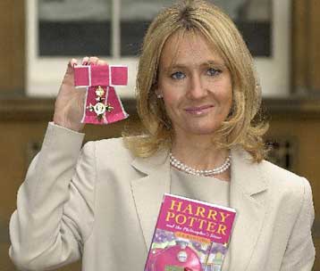 Ο πρίγκιπας Κάρολος παρασημοφόρησε την Τζόαν Ρόουλινγκ