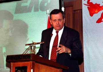 Καταγγέλλει καθυστερήσεις και ζητά έλεγχο για κακοδιαχείριση