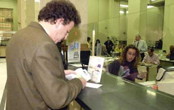 Καλύτερο το 2001, λένε τέσσερις τραπεζίτες