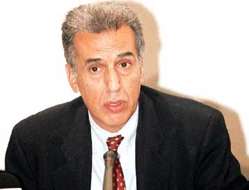 Διαπιστώνει δυσλειτουργίες στην κρατική μηχανή και τους ΟΤΑ