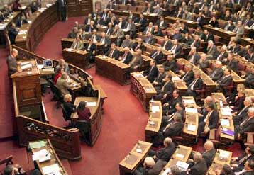 Τον περιορισμό τους αποφάσισε σύσσωμο το βουλευτικό σώμα