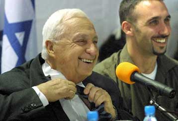 Στελέχη από όλο το πολιτικό φάσμα πλαισιώνουν τον Σαρόν