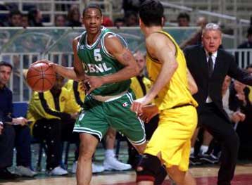 Η Μπενετόν με 90-74 ισοφάρισε την ΑΕΚ σε 1-1 νίκες