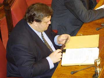 Ζητά να μη συσχετίζεται με τη βουλευτική αποζημίωση