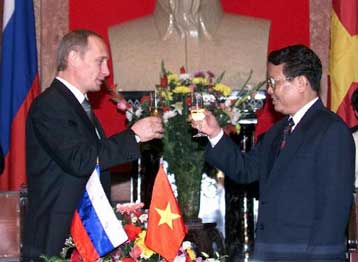 Αβρότητες και εξαγγελίες για οικονομική συνεργασία σφράγισαν την επίσκεψη