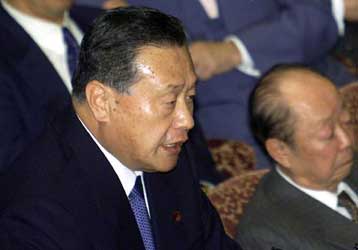 Εντείνονται οι πιέσεις για την παραίτηση του Ιάπωνα πρωθυπουργού