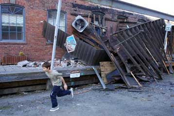 Η πόλη άντεξε στο σεισμό, δηλώνουν με ανακούφιση οι κάτοικοι