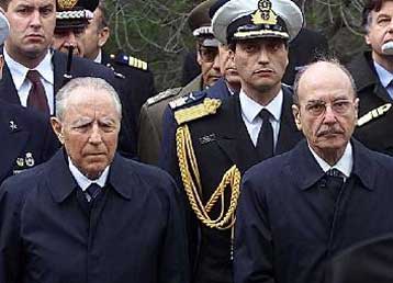 Κατέθεσαν στεφάνια στα μνημεία πεσόντων του 1943