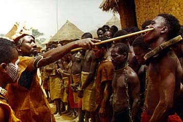 Παρουσιάζει Αφρικανούς ηγέτες να αναμειγνύονται στο δουλεμπόριο