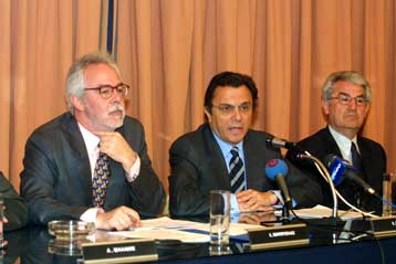 Εξαγόρασε τη γαλλική Credit Commerciale