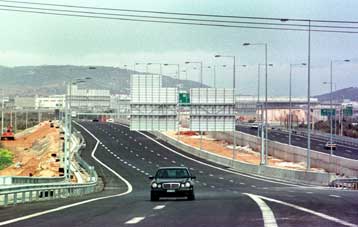 Ιδιωτικοί αυτοκινητόδρομοι: Τον Ιούνιο του 2001 ξεκινά η κατασκευή έξι οδικών αξόνων