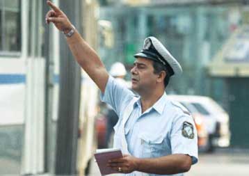 Τροποποιήσεις του ΚΟΚ: Νωρίτερα πίσω οι πινακίδες… αλλά το νου σας στους ανοιχτούς προβολείς