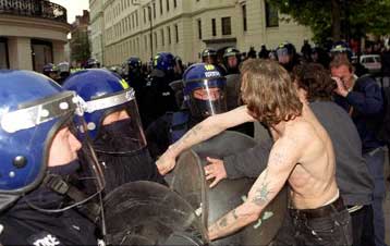 Πολέμιοι της παγκοσμιοποίησης και εργαζόμενοι ετοιμάζονται για δυναμικές διαδηλώσεις