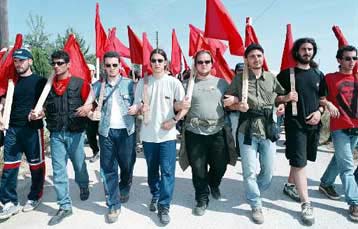 Σε αγωνιστική ετοιμότητα καλούν τους εργαζόμενους ΚΚΕ, ΣΥΝ και ΔΗΚΚΙ