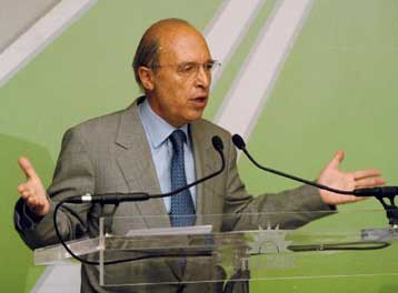 Ο υπεύθυνος διάλογος απάντηση στις απαιτήσεις των καιρών, τονίζει η κυβέρνηση