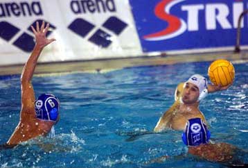 Βουλιαγμένη εναντίον Ολυμπιακού με φόντο το τρόπαιο στην Α1 πόλο