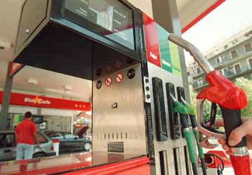 Φθηνότερη η βενζίνη και το πετρέλαιο από τα μεσάνυχτα της Τετάρτης