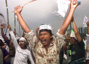 Εν μέσω διαδηλώσεων συζητείται πρόταση δυσπιστίας εναντίον του Ινδονήσιου προέδρου